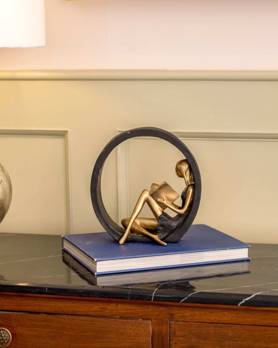 ReadingGrace - Estatua decorativa de una niña leyendo un libro, para un ambiente moderno