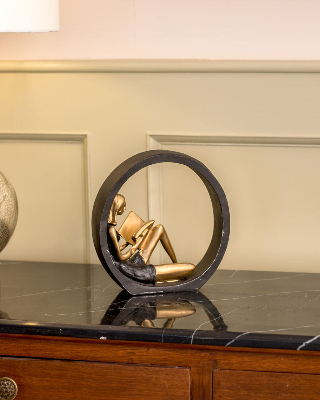 ReadingGrace - Estatua decorativa de una niña leyendo un libro, para un ambiente moderno