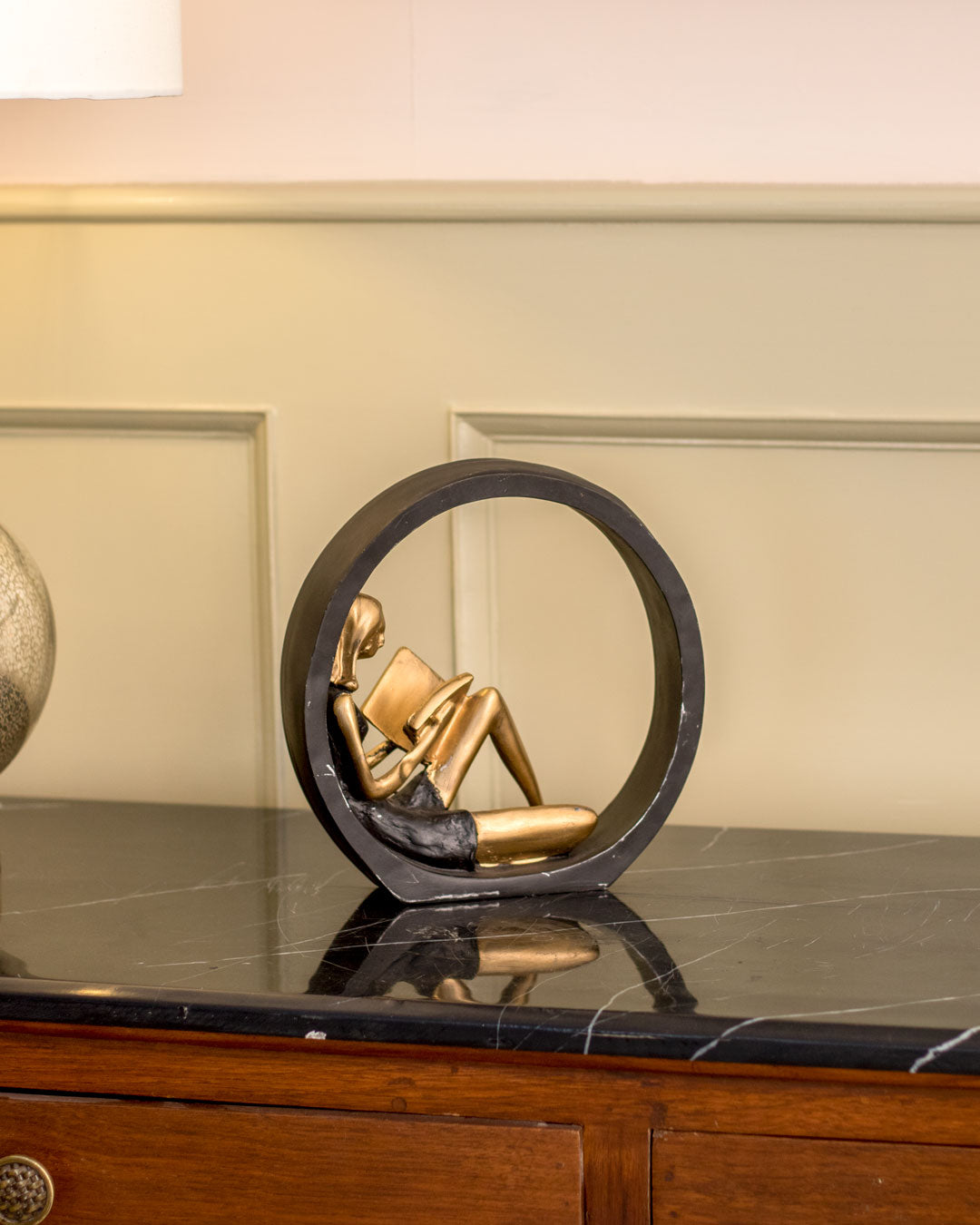ReadingGrace - Estatua decorativa de una niña leyendo un libro, para un ambiente moderno