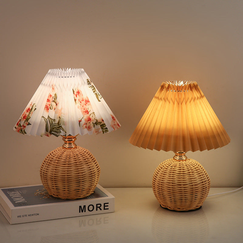 Lámpara de Mesa LED Nórdica RattaLume | Base de Ratán Tejido y Pantalla de Tela Plegable | Luz Ambiental | Decoración para el Dormitorio