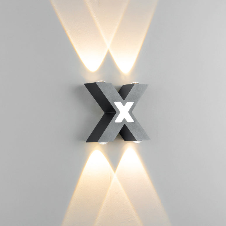 Foco exterior LED moderno e impermeable en diseño X para iluminación de fachadas