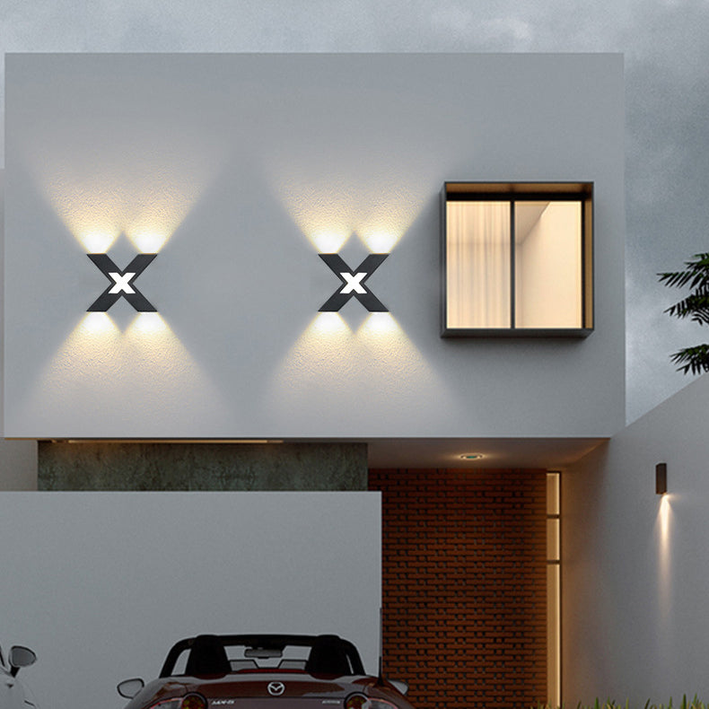 Foco exterior LED moderno e impermeable en diseño X para iluminación de fachadas