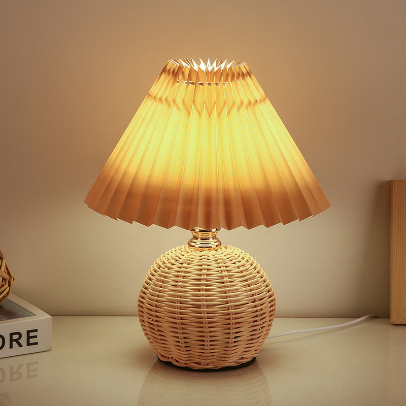 Lámpara de Mesa LED Nórdica RattaLume | Base de Ratán Tejido y Pantalla de Tela Plegable | Luz Ambiental | Decoración para el Dormitorio