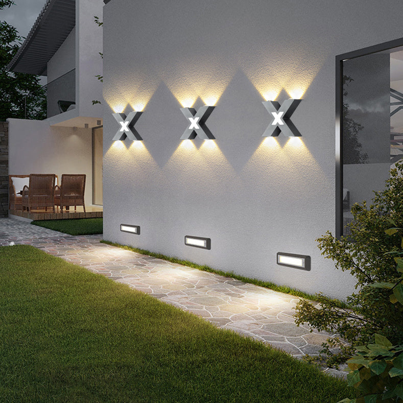 Foco exterior LED moderno e impermeable en diseño X para iluminación de fachadas