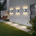 Foco exterior LED moderno e impermeable en diseño X para iluminación de fachadas