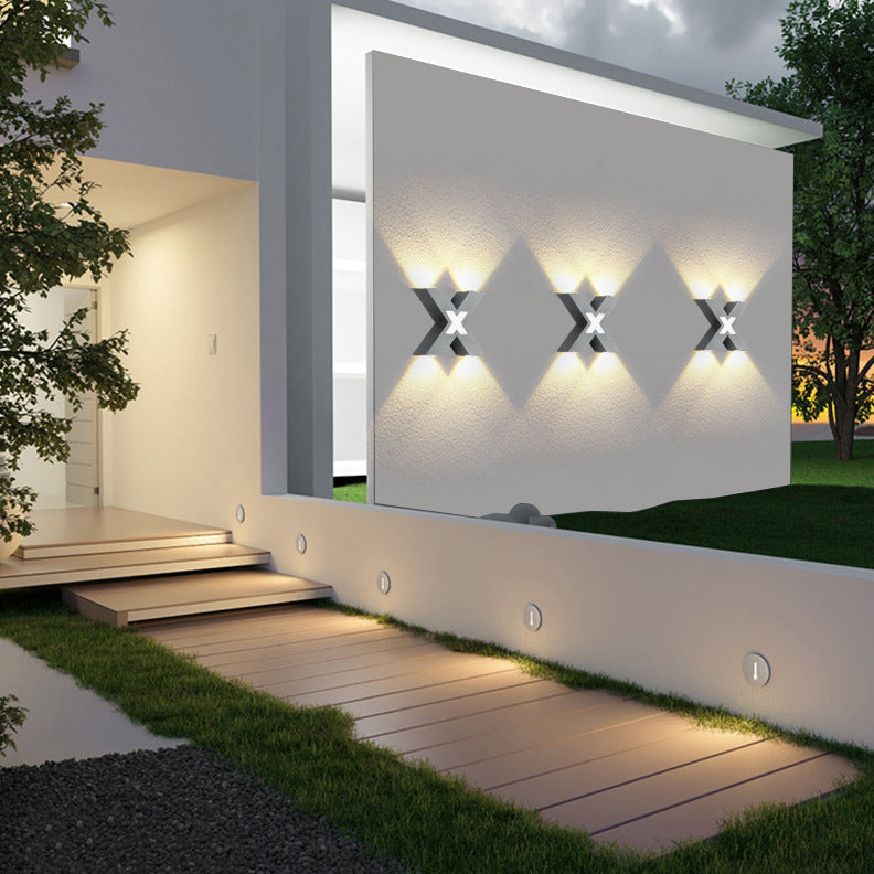 Foco exterior LED moderno e impermeable en diseño X para iluminación de fachadas