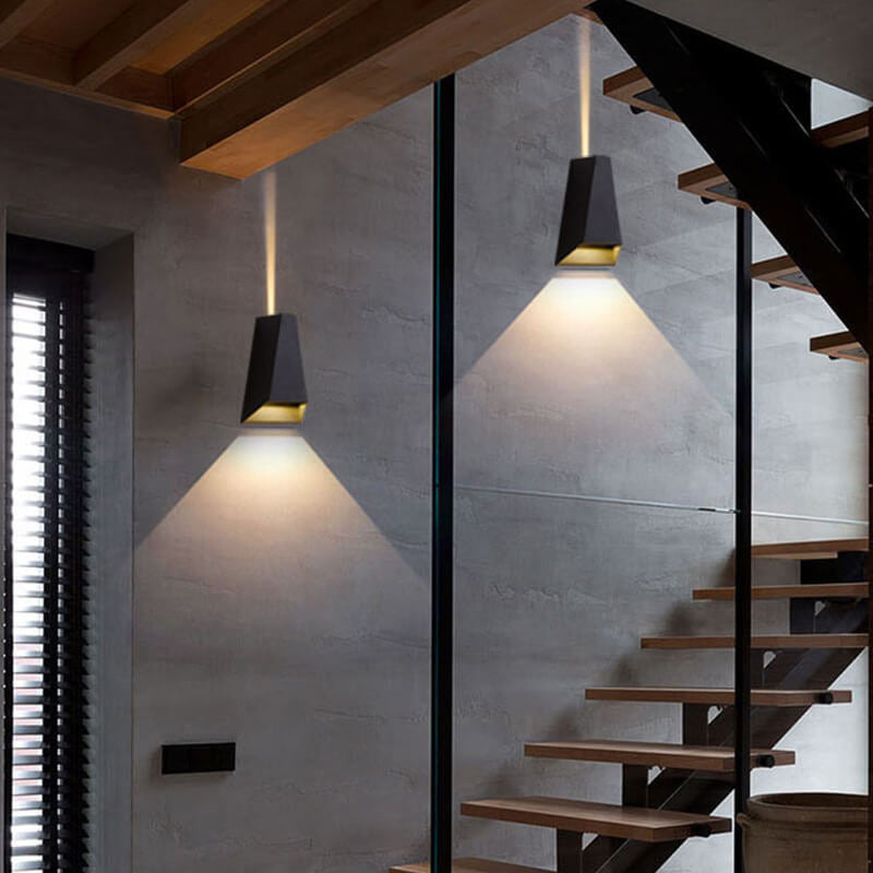 Moderna lámpara de pared LED exterior iluminada de arriba hacia abajo en forma de trapecio | Brehn