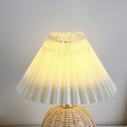 Lámpara de Mesa LED Nórdica RattaLume | Base de Ratán Tejido y Pantalla de Tela Plegable | Luz Ambiental | Decoración para el Dormitorio