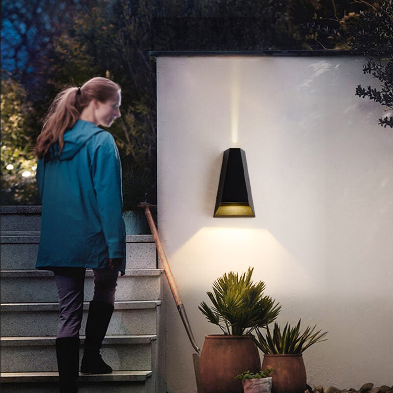 Moderna lámpara de pared LED exterior iluminada de arriba hacia abajo en forma de trapecio | Brehn