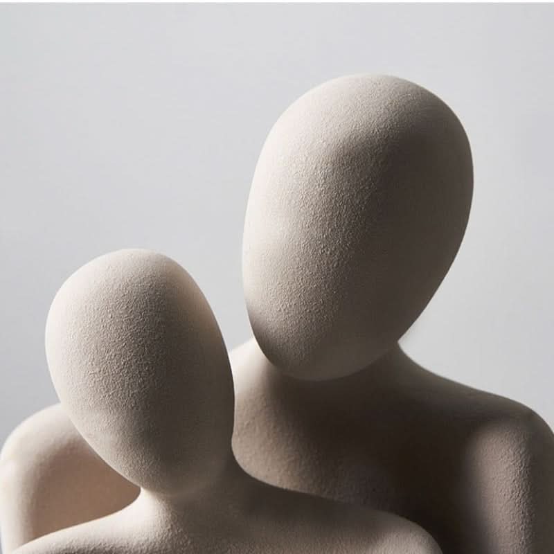 Escultura moderna que simboliza conexión y ternura