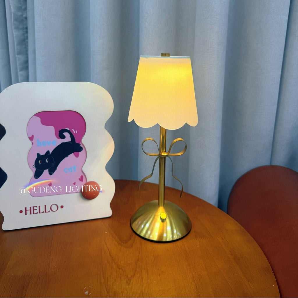 Lámpara de Mesa de Tela Vintage con Detalle de Lazo Luz Cálida
