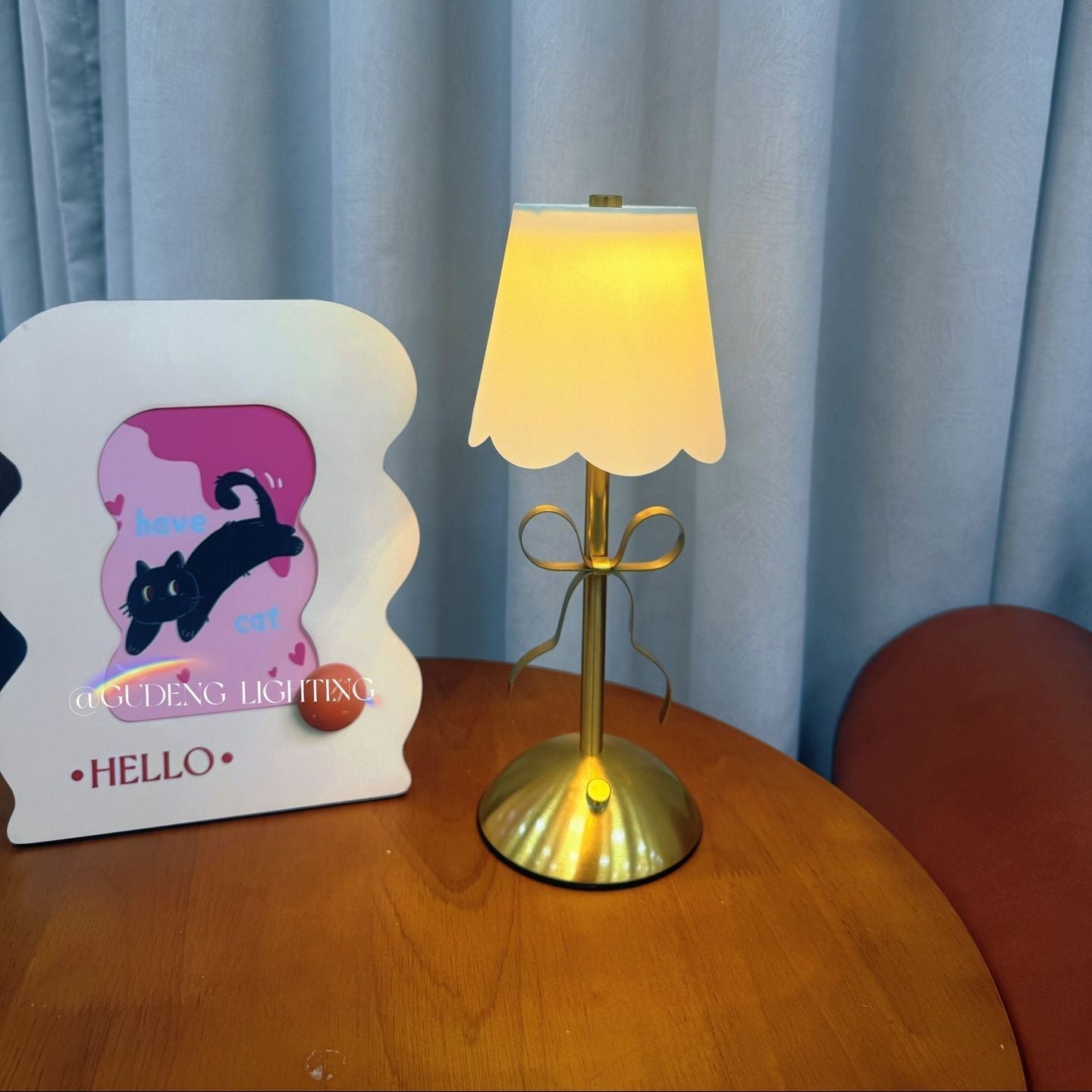 Lámpara de Mesa de Tela Vintage con Detalle de Lazo Luz Cálida