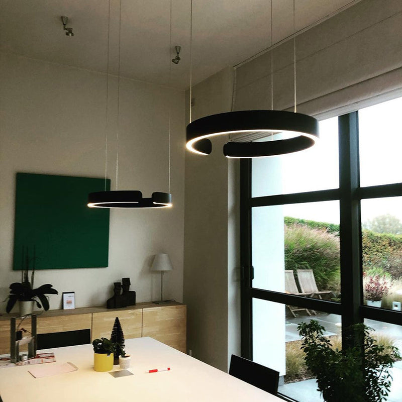 Moderna lámpara colgante LED en forma de anillo con montaje en el techo