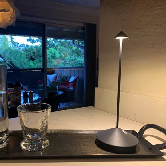 ZenLume | Lámpara de Mesa LED Minimalista - Iluminación Inalámbrica e Impermeable Regulable