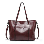 Elegante bolso de cuero con detalles hechos a mano
