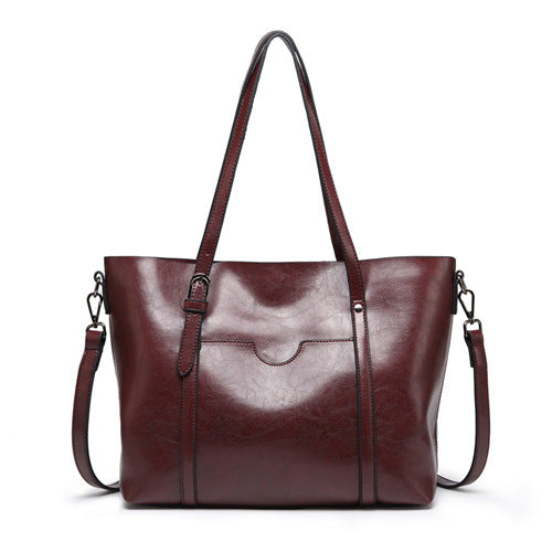 Elegante bolso de cuero con detalles hechos a mano