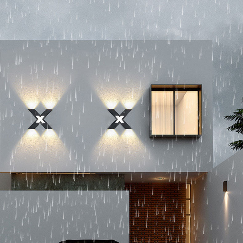 Foco exterior LED moderno e impermeable en diseño X para iluminación de fachadas