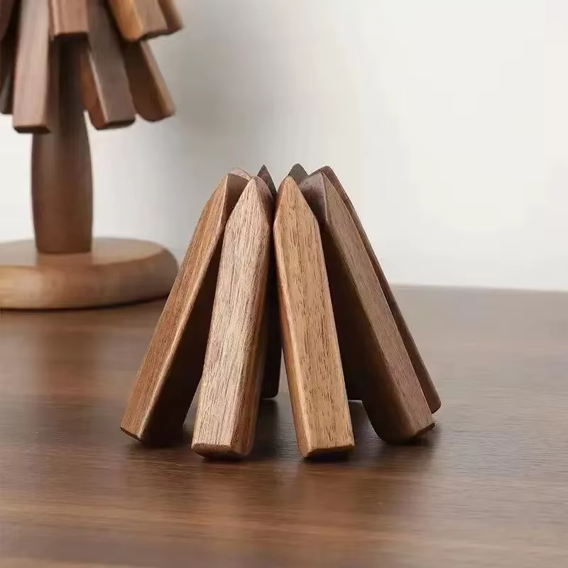 Posavasos de madera en forma de árbol
