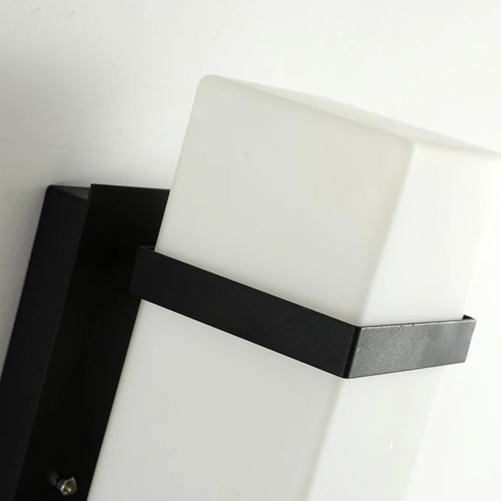 Lámpara de Pared Exterior Elegante - Aplique de Metal Impermeable IP65 para Patios y Jardines