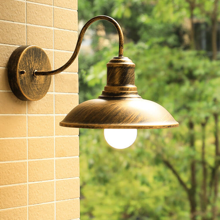 Lámpara de pared exterior curva de hierro impermeable Retro Loft Dome 1 luz | Brehn