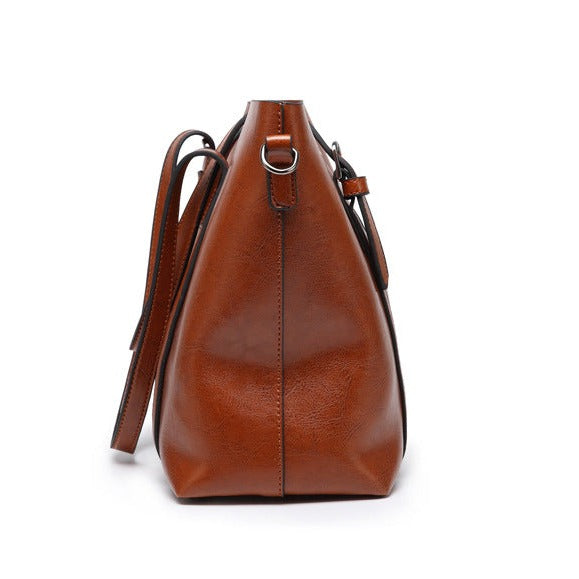 Elegante bolso de cuero con detalles hechos a mano
