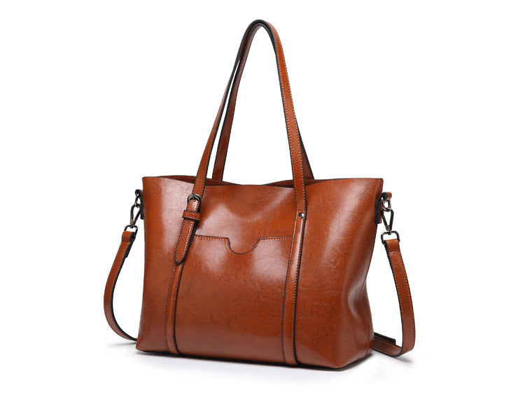 Elegante bolso de cuero con detalles hechos a mano