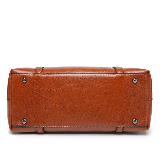Elegante bolso de cuero con detalles hechos a mano