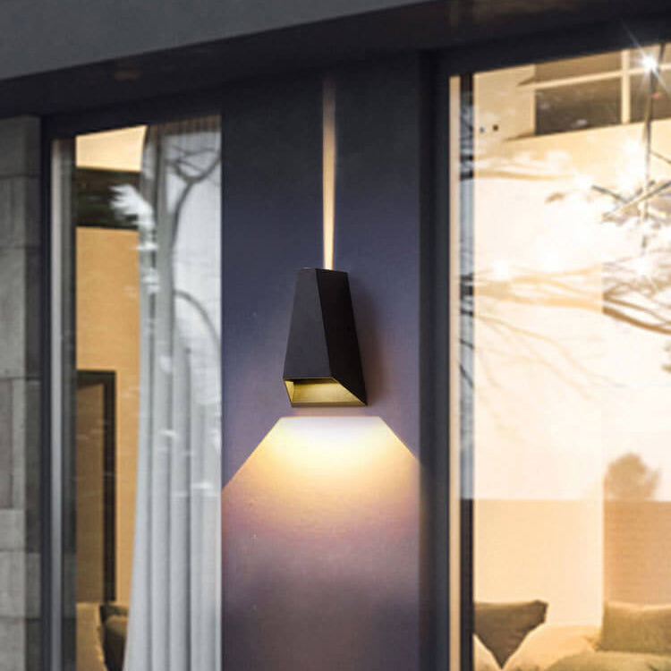 Moderna lámpara de pared LED exterior iluminada de arriba hacia abajo en forma de trapecio | Brehn