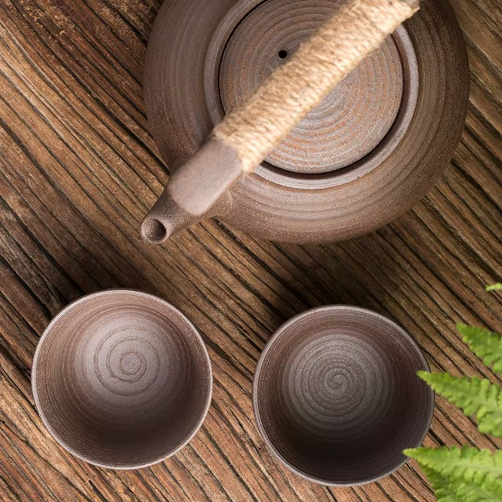 Tetera de Cerámica con Soporte Térmico para Momentos de Té Relajantes en Casa