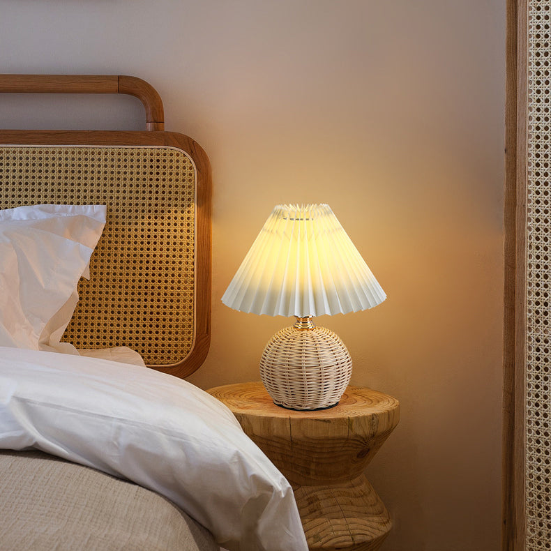 Lámpara de Mesa LED Nórdica RattaLume | Base de Ratán Tejido y Pantalla de Tela Plegable | Luz Ambiental | Decoración para el Dormitorio