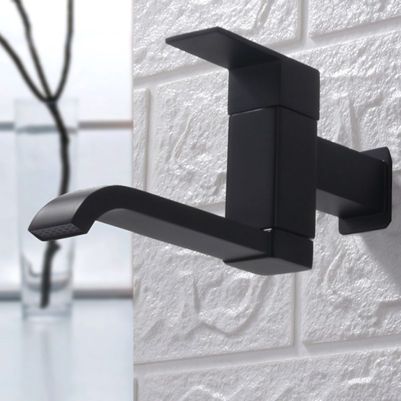 Grifo de baño contemporáneo montado en la pared con manijas de palanca y arco bajo de bronce