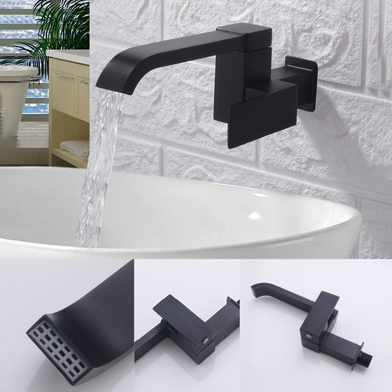Grifo de baño contemporáneo montado en la pared con manijas de palanca y arco bajo de bronce