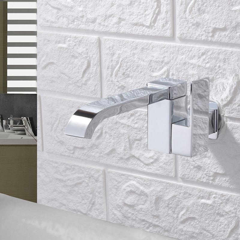 Grifo de baño contemporáneo montado en la pared con manijas de palanca y arco bajo de bronce
