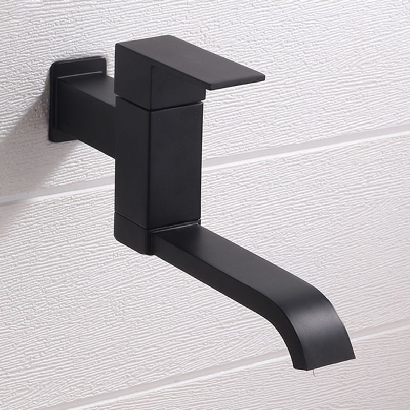 Grifo de baño contemporáneo montado en la pared con manijas de palanca y arco bajo de bronce