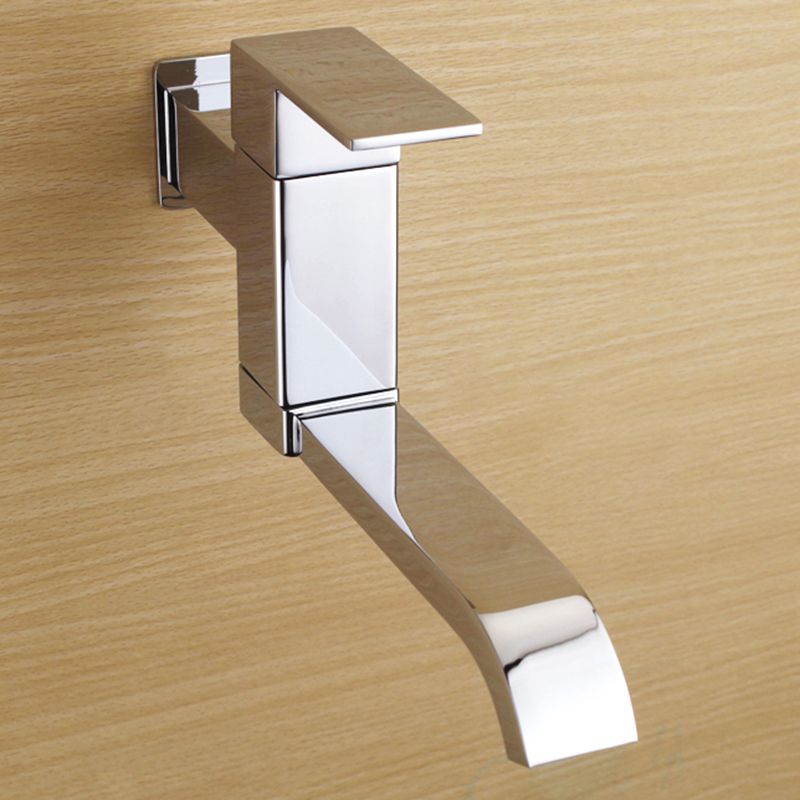 Grifo de baño contemporáneo montado en la pared con manijas de palanca y arco bajo de bronce
