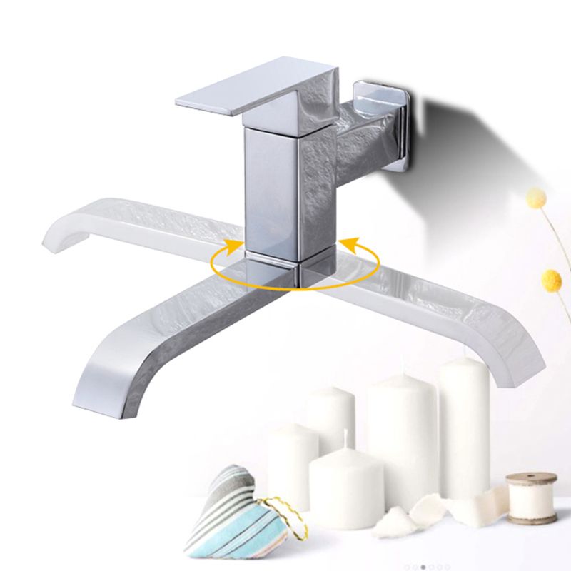 Grifo de baño contemporáneo montado en la pared con manijas de palanca y arco bajo de bronce