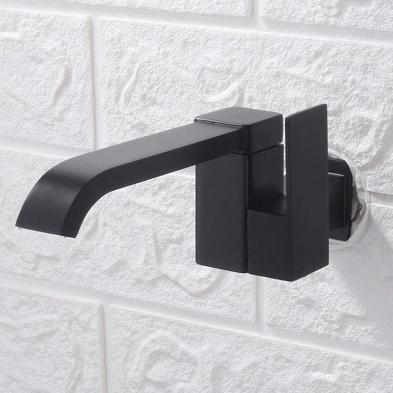 Grifo de baño contemporáneo montado en la pared con manijas de palanca y arco bajo de bronce