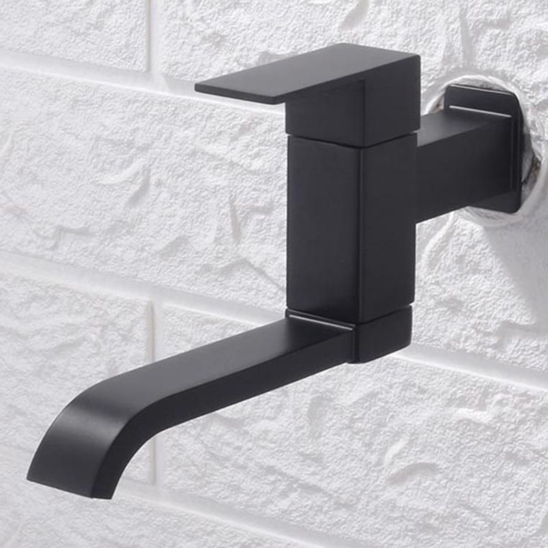 Grifo de baño contemporáneo montado en la pared con manijas de palanca y arco bajo de bronce