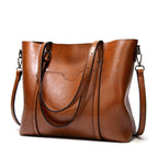 Elegante bolso de cuero con detalles hechos a mano