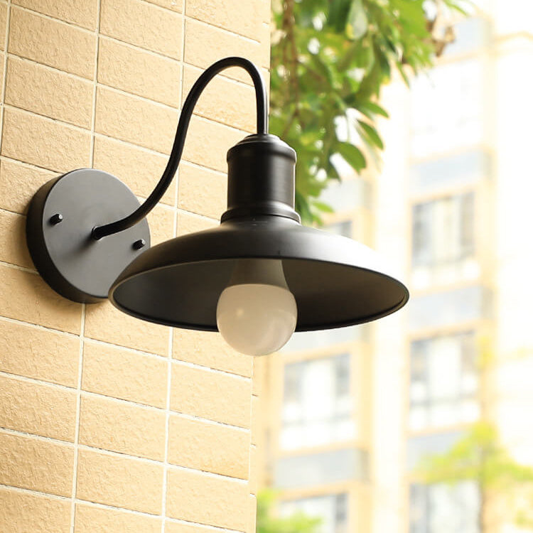 Lámpara de pared exterior curva de hierro impermeable Retro Loft Dome 1 luz | Brehn