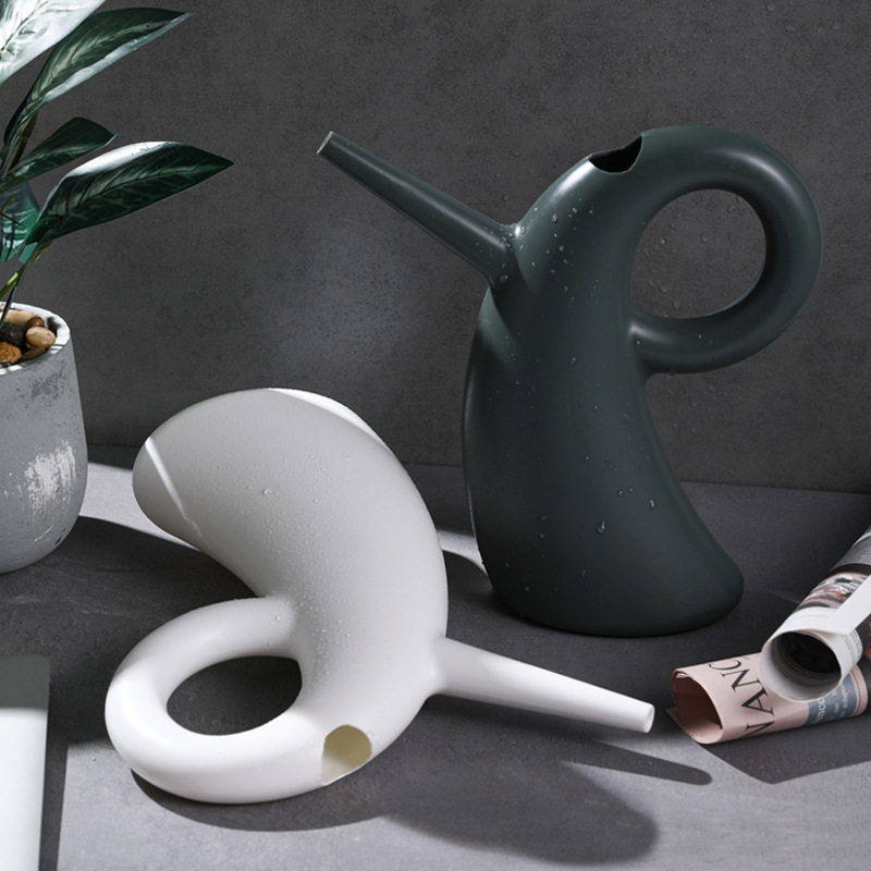 Regadera con pico extendido – Diseño elegante para un riego preciso