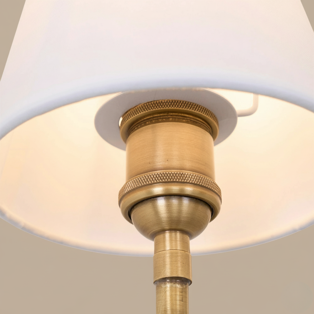 Aplique de Pared Doble Cadence con Brazos de Latón y Pantallas de Tela