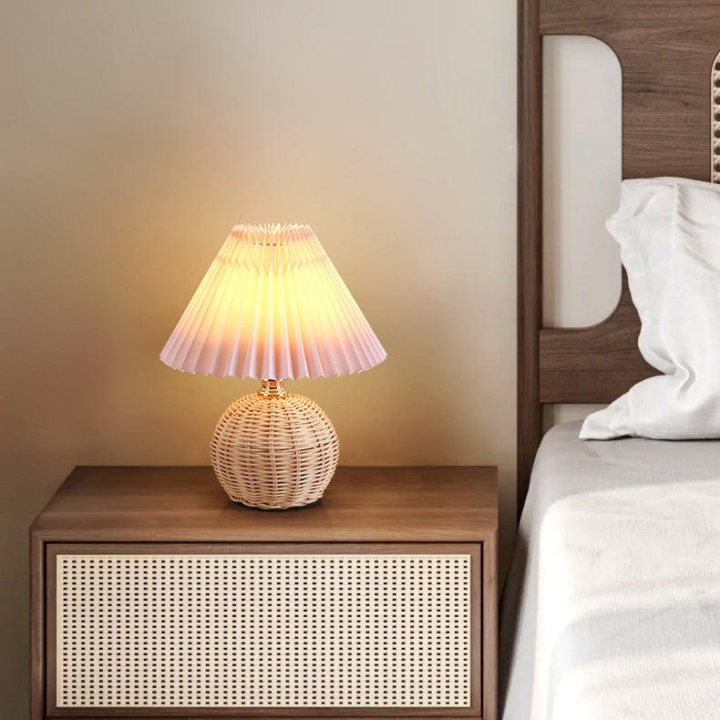 Lámpara de Mesa LED Nórdica RattaLume | Base de Ratán Tejido y Pantalla de Tela Plegable | Luz Ambiental | Decoración para el Dormitorio