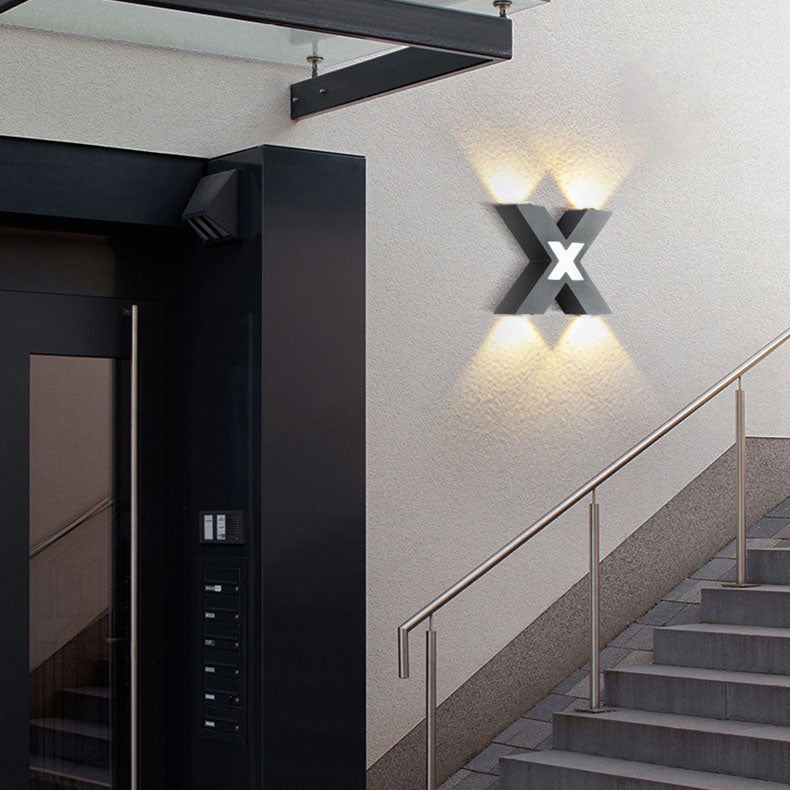 Foco exterior LED moderno e impermeable en diseño X para iluminación de fachadas