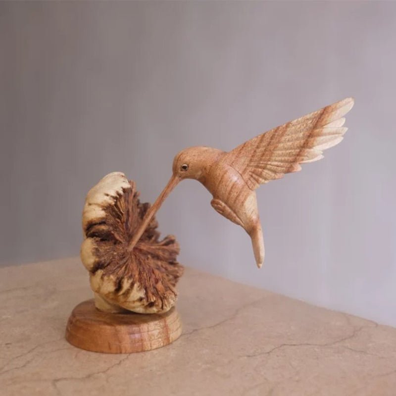 Colibrí alimentándose de una flor, escultura hecha a mano