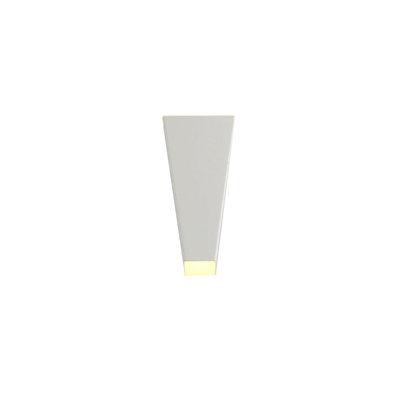 Estilo simplista de luz de pared trapezoidal de aluminio cálido/blanco, iluminación LED de lámpara de noche en negro/blanco | Brehn