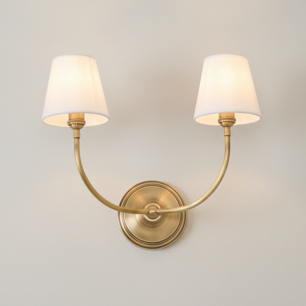 Aplique de Pared Doble Cadence con Brazos de Latón y Pantallas de Tela