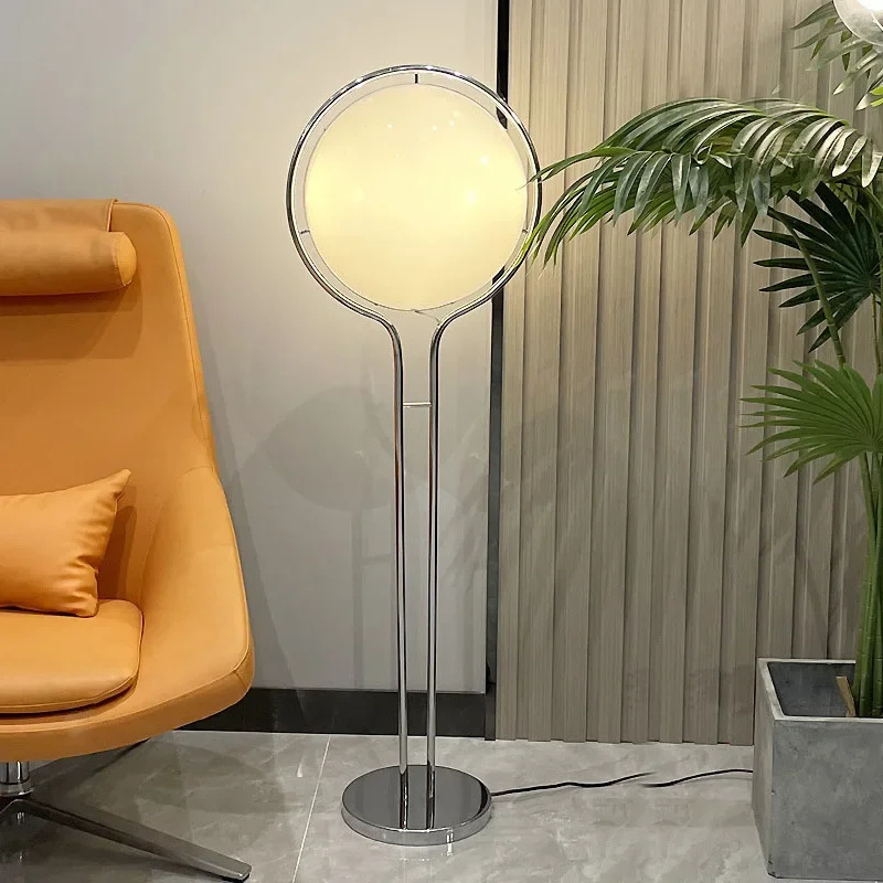 Colección Orbis | Lámpara de Pie Moderna y Elegante con Marco de Cromo para Decoración de Sala de Estar
