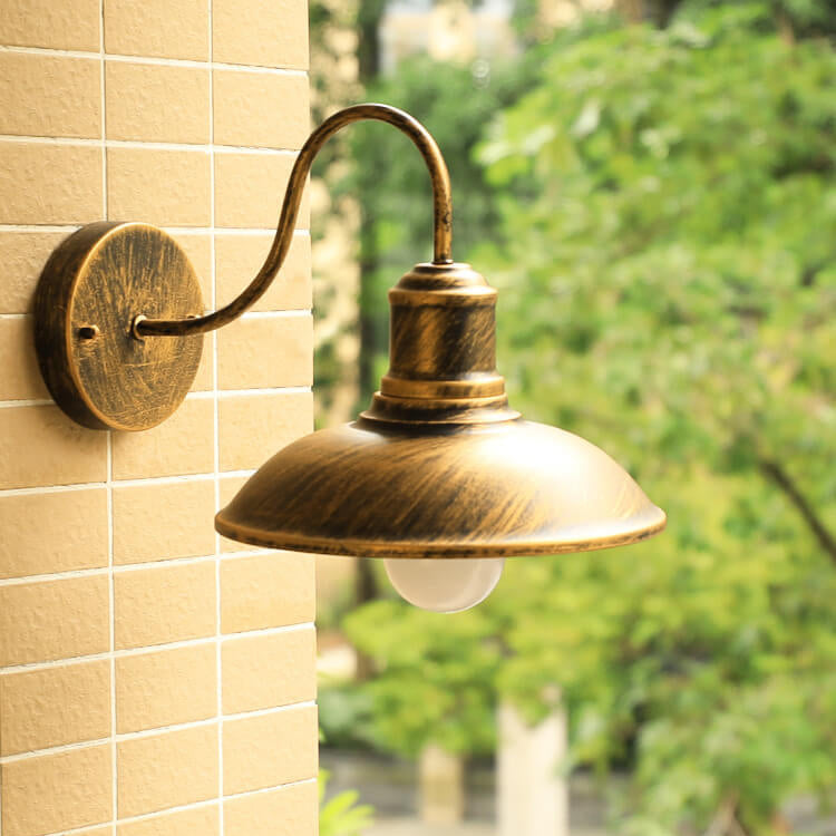 Lámpara de pared exterior curva de hierro impermeable Retro Loft Dome 1 luz | Brehn