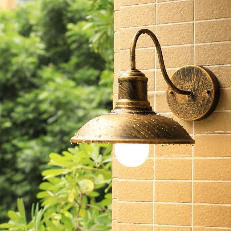 Lámpara de pared exterior curva de hierro impermeable Retro Loft Dome 1 luz | Brehn